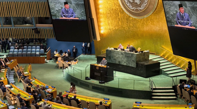 Presiden Republik Indonesia, Prabowo Subianto menyampaikan pidato Konferensi Internasional Tingkat Tinggi untuk Penyelesaian Damai atas Masalah Palestina dan Implementasi Solusi Dua Negara yang digelar di Gedung Majelis Umum Perserikatan Bangsa-Bangsa (PBB), New York, Amerika Serikat, pada Senin, 22 September 2025. Foto: BPMI Setpres