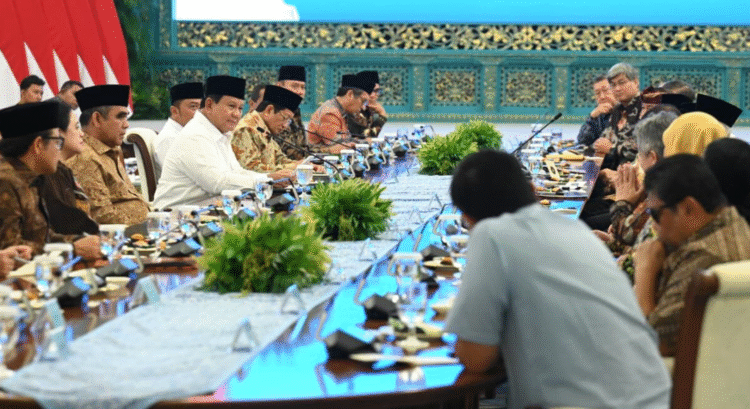 Presiden Prabowo Subianto menggelar silaturahmi dengan tokoh lintas agama, pimpinan partai politik, pimpinan serikat buruh, dan organisasi kepemudaan lintas iman di Istana Negara, Jakarta, pada Senin, 1 September 2025. Foto: BPMI Setpres/Kris