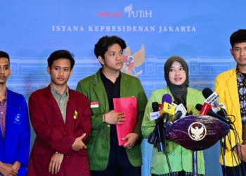 Para perwakilan mahasiswa dari berbagai organisasi memberikan keterangannya kepada awak media di Istana Kepresidenan Jakarta, pada Kamis, 4 September 2025 Foto: BPMI Setpres/Rusman