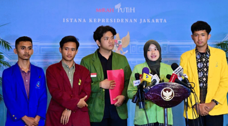 Para perwakilan mahasiswa dari berbagai organisasi memberikan keterangannya kepada awak media di Istana Kepresidenan Jakarta, pada Kamis, 4 September 2025 Foto: BPMI Setpres/Rusman