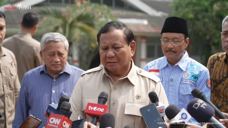 Foto: Presiden Prabowo Subianto memberikan keterangan pers setelah meninjau aktivitas pendidikan di Sekolah Rakyat Menengah Atas 10 Margaguna Jakarta Selatan, Kamis (11/9/2025) siang. (Tangkapan Layar Youtube/Sekretariat Presiden)
