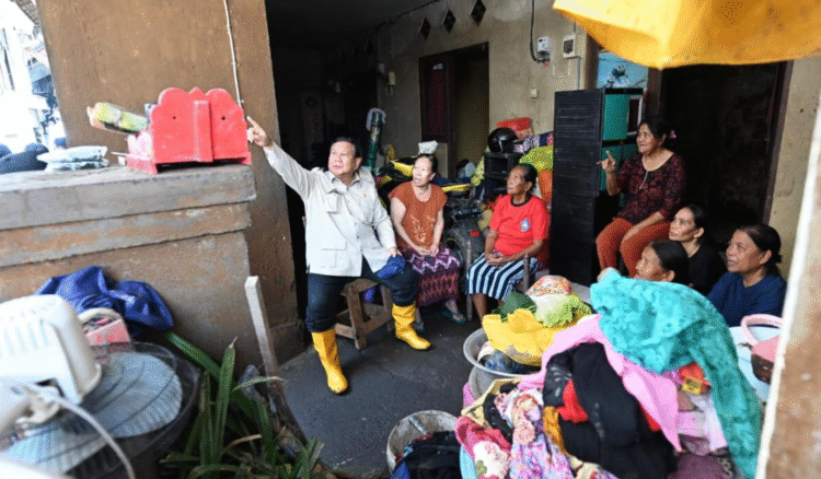 Presiden Prabowo Subianto meninjau wilayah terdampak banjir di Kabupaten Badung, Provinsi Bali, pada Sabtu, 13 September 2025. Foto: BPMI Setpres/Cahyo