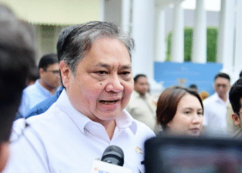 Menteri Koordinator Bidang Perekonomian Airlanga Hartarto memberikan keterangan kepada awak media di Istana Kepresidenan, Jakarta, pada Selasa, 16 September 2025. Foto: BPMI Setpres