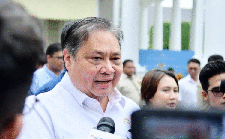 Menteri Koordinator Bidang Perekonomian Airlanga Hartarto memberikan keterangan kepada awak media di Istana Kepresidenan, Jakarta, pada Selasa, 16 September 2025. Foto: BPMI Setpres