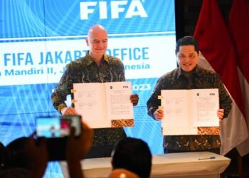 Ketua Umum PSSI Erick Thohir (kanan) bersama Presiden FIFA Gianni Infantino. (Dok. PSSI)