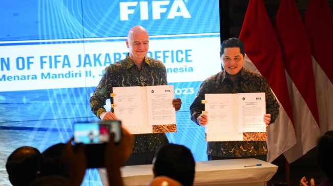 Ketua Umum PSSI Erick Thohir (kanan) bersama Presiden FIFA Gianni Infantino. (Dok. PSSI)