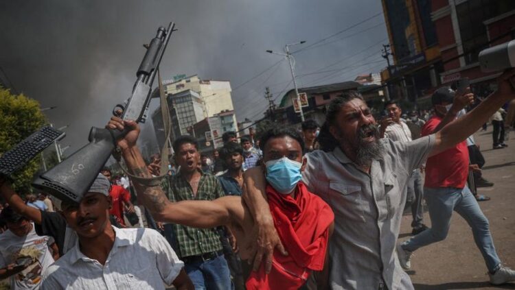 Foto: Sejumlah pendemo di Nepal berhasil merampas senjata laras panjang milik aparat kepolisian dan militer saat demonstrasi yang berujung kerciuhan. (REUTERS/Adnan Abidi)