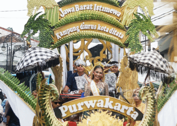 Puteri Kebaya Jawa Barat 2025 Fitra Halimtussaidah tampil di Karnaval Asia Afrika 2025 - Intiporia/Iqbal