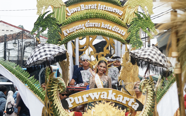 Puteri Kebaya Jawa Barat 2025 Fitra Halimtussaidah tampil di Karnaval Asia Afrika 2025 - Intiporia/Iqbal