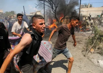 Ilustrasi: Warga Palestina di Jalur Gaza mengevakuasi korban syahid oleh serangan udara Israel, (Gambar: video Al Jazeera)