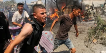 Ilustrasi: Warga Palestina di Jalur Gaza mengevakuasi korban syahid oleh serangan udara Israel, (Gambar: video Al Jazeera)