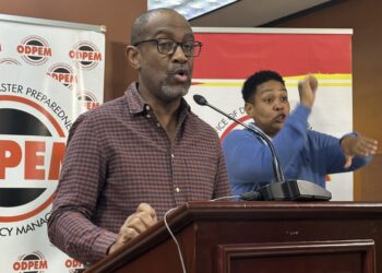 Direktur Utama Cabang Layanan Meteorologi di Kementerian Air, Lingkungan Hidup, dan Perubahan Iklim, Evan Thompson, berbicara selama jumpa pers hari Selasa (28 Oktober)