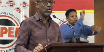 Direktur Utama Cabang Layanan Meteorologi di Kementerian Air, Lingkungan Hidup, dan Perubahan Iklim, Evan Thompson, berbicara selama jumpa pers hari Selasa (28 Oktober)