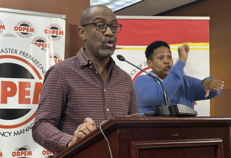 Direktur Utama Cabang Layanan Meteorologi di Kementerian Air, Lingkungan Hidup, dan Perubahan Iklim, Evan Thompson, berbicara selama jumpa pers hari Selasa (28 Oktober)