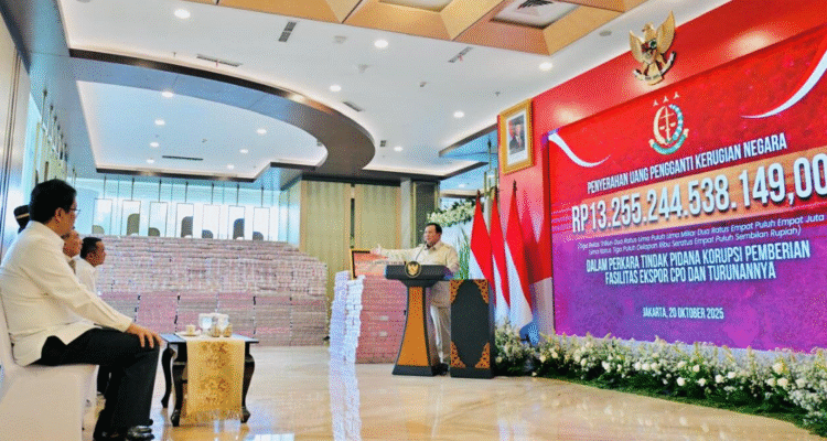 Presiden Prabowo Subianto menyampaikan sambutannya di Gedung Utama Kompleks Kejaksaan Agung RI, Jakarta, pada Senin, 20 Oktober 2025. Foto: BPMI Setpres/Laily Rachev