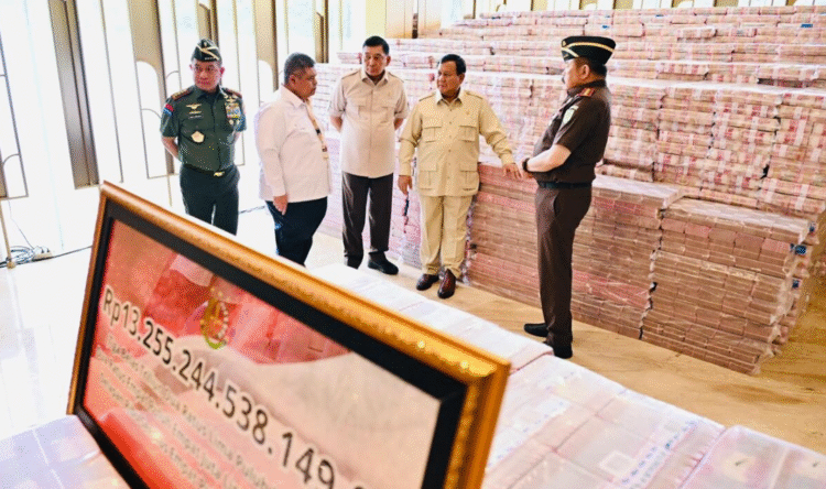 Presiden Prabowo saksikan "gunung uang" - Foto: BPMI Setpres/Laily Rachev