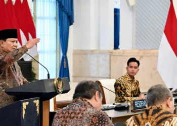 Presiden Prabowo Subianto bersama Wakil Presiden Gibran Rakabuming memimpin Sidang Kabinet Paripurna dalam rangka memperingati satu tahun pemerintahan Kabinet Merah Putih di Istana Negara, Jakarta, pada Senin, 20 Oktober 2025. Foto: BPMI Setpres/Cahyo