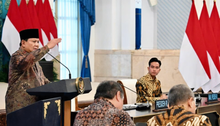 Presiden Prabowo Subianto bersama Wakil Presiden Gibran Rakabuming memimpin Sidang Kabinet Paripurna dalam rangka memperingati satu tahun pemerintahan Kabinet Merah Putih di Istana Negara, Jakarta, pada Senin, 20 Oktober 2025. Foto: BPMI Setpres/Cahyo