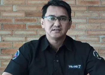 Potret pihak Trans7 dalam video klarifikasi soal narasi yang disampaikan pengisi suara Xpose Uncensored yang diduga singgung Pesantren Lirboyo. (IG/@officialtrans7)