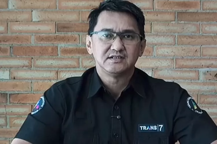 Potret pihak Trans7 dalam video klarifikasi soal narasi yang disampaikan pengisi suara Xpose Uncensored yang diduga singgung Pesantren Lirboyo. (IG/@officialtrans7)