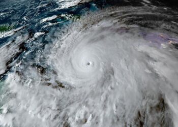 Anggota Angkatan Laut Republik Dominika bersama otoritas perlindungan sipil melakukan pencarian remaja yang hilang saat Badai Tropis Melissa di Santo Domingo, Sabtu (25/10/2025). Pencarian dilakukan di sepanjang garis pantai setelah laporan hilangnya seorang remaja akibat cuaca ekstrem. REUTERS/Eddy Vittini Warga menyaksikan upaya pencarian remaja yang hilang saat Badai Tropis Melissa di Santo Domingo, Republik Dominika, Sabtu (25/10/2025). Tim gabungan militer dan perlindungan sipil dikerahkan untuk menyisir wilayah terdampak badai. REUTERS/Eddy Vittini Seorang anggota Angkatan Laut Republik Dominika menerbangkan drone untuk membantu pencarian remaja yang hilang akibat Badai Tropis Melissa di Santo Domingo, Sabtu (25/10/2025). Penggunaan drone memperluas jangkauan pemantauan di area pesisir yang sulit dijangkau. REUTERS/Eddy Vittini Anggota Angkatan Laut dan otoritas perlindungan sipil Republik Dominika menyisir kawasan pantai Santo Domingo dalam operasi pencarian remaja hilang, Sabtu (25/10/2025). Operasi dilakukan di tengah kondisi cuaca buruk akibat Badai Tropis Melissa. REUTERS/Eddy Vittini Ombak besar menghantam sekitar mercusuar Punta Torrecilla saat Badai Tropis Melissa melanda Santo Domingo, Republik Dominika, Sabtu (25/10/2025). Cuaca ekstrem menyebabkan gelombang tinggi dan memperparah kerusakan di wilayah pesisir. REUTERS/Eddy Vittini Citra satelit memperlihatkan Badai Tropis Melissa melintasi Laut Karibia, Senin (27/10/2025). Badai tersebut membawa hujan deras dan angin kencang yang memengaruhi beberapa negara di kawasan Karibia. REUTERS/CSU/CIRA & NOAA