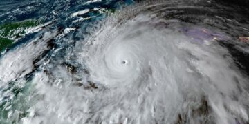 Anggota Angkatan Laut Republik Dominika bersama otoritas perlindungan sipil melakukan pencarian remaja yang hilang saat Badai Tropis Melissa di Santo Domingo, Sabtu (25/10/2025). Pencarian dilakukan di sepanjang garis pantai setelah laporan hilangnya seorang remaja akibat cuaca ekstrem. REUTERS/Eddy Vittini Warga menyaksikan upaya pencarian remaja yang hilang saat Badai Tropis Melissa di Santo Domingo, Republik Dominika, Sabtu (25/10/2025). Tim gabungan militer dan perlindungan sipil dikerahkan untuk menyisir wilayah terdampak badai. REUTERS/Eddy Vittini Seorang anggota Angkatan Laut Republik Dominika menerbangkan drone untuk membantu pencarian remaja yang hilang akibat Badai Tropis Melissa di Santo Domingo, Sabtu (25/10/2025). Penggunaan drone memperluas jangkauan pemantauan di area pesisir yang sulit dijangkau. REUTERS/Eddy Vittini Anggota Angkatan Laut dan otoritas perlindungan sipil Republik Dominika menyisir kawasan pantai Santo Domingo dalam operasi pencarian remaja hilang, Sabtu (25/10/2025). Operasi dilakukan di tengah kondisi cuaca buruk akibat Badai Tropis Melissa. REUTERS/Eddy Vittini Ombak besar menghantam sekitar mercusuar Punta Torrecilla saat Badai Tropis Melissa melanda Santo Domingo, Republik Dominika, Sabtu (25/10/2025). Cuaca ekstrem menyebabkan gelombang tinggi dan memperparah kerusakan di wilayah pesisir. REUTERS/Eddy Vittini Citra satelit memperlihatkan Badai Tropis Melissa melintasi Laut Karibia, Senin (27/10/2025). Badai tersebut membawa hujan deras dan angin kencang yang memengaruhi beberapa negara di kawasan Karibia. REUTERS/CSU/CIRA & NOAA