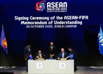 KUALA LUMPUR, MALAYSIA - OCT 26: FIFA President Gianni Infantino with Prime Minister of Malaysia H.E Anwar Ibrahim and Secretary-General of ASEAN Kao Kim Hourn during the signing ceremony of the ASEAN-FIFA Memorandum of Understanding as part of the ASEAN Summit on October 26, 2025 in Kuala Lumpur, Malaysia. (Photo by Mohd Syafiq Bin Azahari/FIFA)