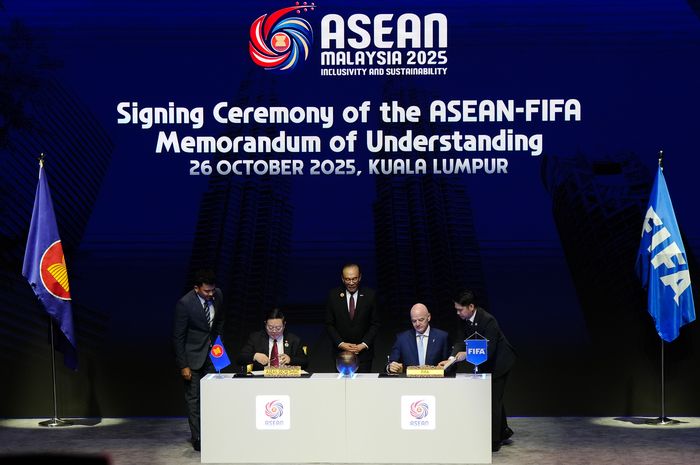 KUALA LUMPUR, MALAYSIA - OCT 26: FIFA President Gianni Infantino with Prime Minister of Malaysia H.E Anwar Ibrahim and Secretary-General of ASEAN Kao Kim Hourn during the signing ceremony of the ASEAN-FIFA Memorandum of Understanding as part of the ASEAN Summit on October 26, 2025 in Kuala Lumpur, Malaysia. (Photo by Mohd Syafiq Bin Azahari/FIFA)