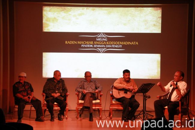 Diskusi tentang karya Raden Machjar Angga Koesoemadinata dengan pembicara Priadi Dwi Prajito, Atang Ruswita, Prof. Dr. R. Prajatna Koesoemadinata dengan moderator Prof. Ganjar Kurnia di Bale Rumawat Unpad Bandung, Jumat (9/10). (Foto oleh: Tedi Yusup)