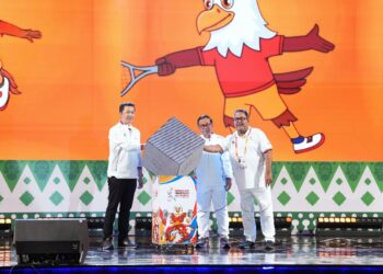 Wakil Menteri Pemuda dan Olahraga Republik Indonesia (Wamenpora RI) Taufik Hidayat bersama Gubernur DKI Jakarta Pramono Anung dan Wakil Gubernur Rano Karno membuka Pekan Olahraga Pelajar Nasional (POPNAS) XVII dan Pekan Paralimpik Pelajar Nasional (PEPARPENAS) XI di Jakarta International Velodrome, Jakarta, Minggu (2/11) sore. (foto:Herry/kemenpora.go.id)