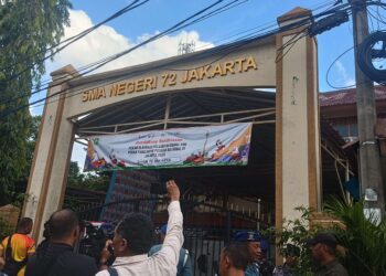 Tiga ledakan terdengar di dalam SMAN 72 Komplek Kodamar AL Jakarta, lokasi ledakan berada di dalam Masjid ketika murid dan guru sedang melakukan sholat Jumat. Jumat (7/11). Foto: RRI/Ilyas.