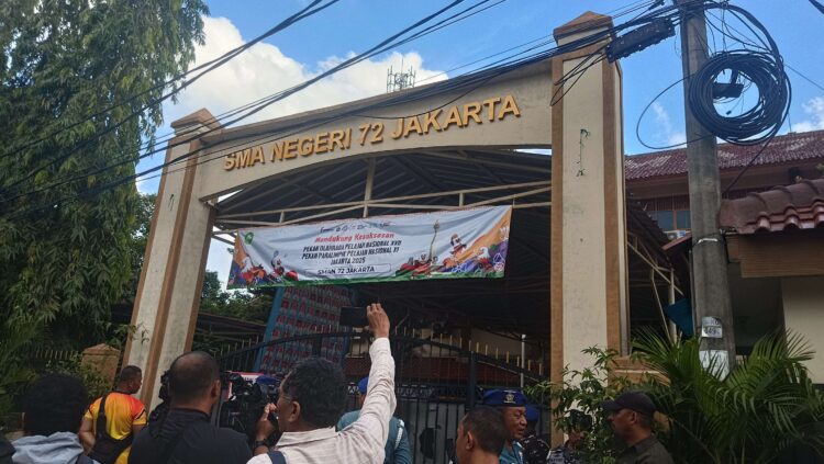 Tiga ledakan terdengar di dalam SMAN 72 Komplek Kodamar AL Jakarta, lokasi ledakan berada di dalam Masjid ketika murid dan guru sedang melakukan sholat Jumat. Jumat (7/11). Foto: RRI/Ilyas.