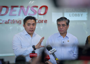 Sekretaris Kabinet (Seskab) Teddy Indra Wijaya menyampaikan keterangan pers usai meninjau langsung pelaksanaan Program Magang Nasional di salah satu perusahaan besar swasta, PT Denso Indonesia, Kabupaten Bekasi, Jawa Barat, pada Jumat, 7 November 2025