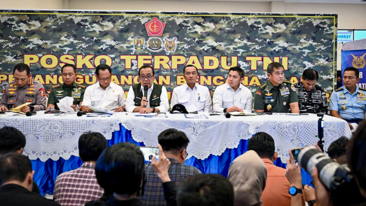 keterangan pers di Posko Nasional Penanggulangan Bencana di Halim Perdanakusuma, Jakarta