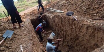 Pembuatan paritan untuk mengetahui keberadaan sesar di bawah permukaan (Dok. BRIN 2024)