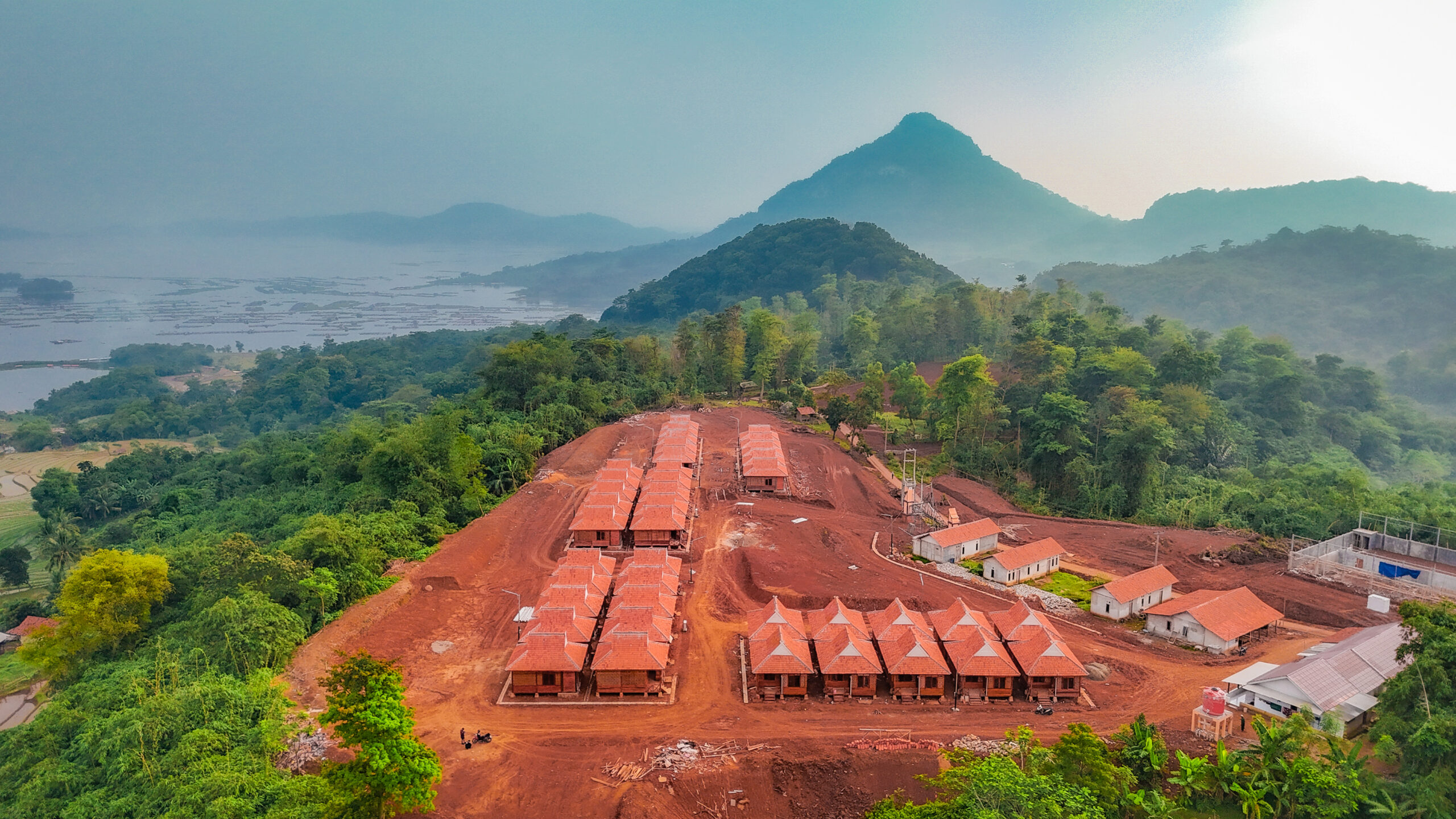 Pemandangan Gunung di Kampung KDM Purwakarta