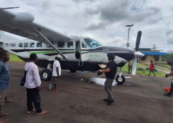 Tim gabungan Satgas Operasi Damai Cartenz-2026 bersama Reskrim Umum Polda Papua dan Reskrim Polres Boven Digoel melaksanakan olah tempat kejadian perkara di Bandara Korowai Batu, Jumat (13/2/2026).(KOMPAS.com/Doc. Humas Operasi Damai Cartenz)