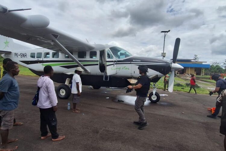 Tim gabungan Satgas Operasi Damai Cartenz-2026 bersama Reskrim Umum Polda Papua dan Reskrim Polres Boven Digoel melaksanakan olah tempat kejadian perkara di Bandara Korowai Batu, Jumat (13/2/2026).(KOMPAS.com/Doc. Humas Operasi Damai Cartenz)