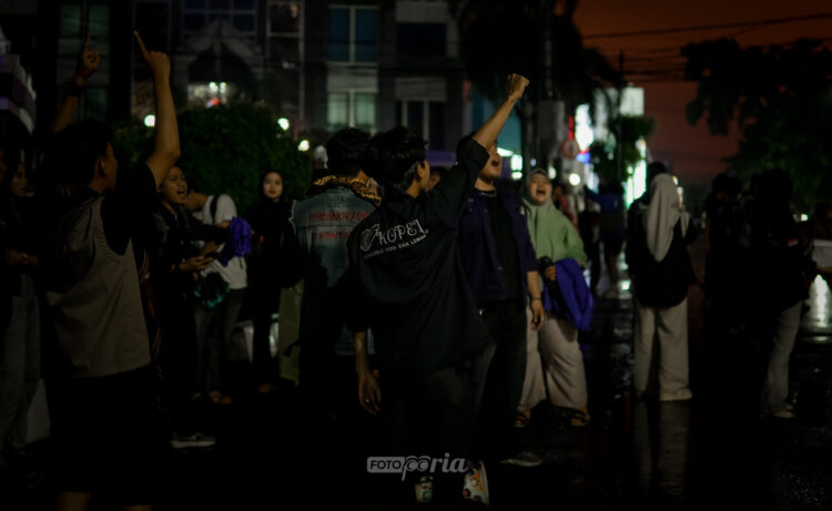 Ilustrasi foto kolaborasi mahasiswa turun ke jalan - Dok. Intiporia