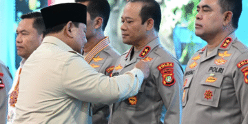 Presiden Prabowo Subianto menganugerahkan Tanda Kehormatan Republik Indonesia kepada sejumlah penerima di SPPG Polri Palmerah, Jakarta, pada Jumat, 13 Februari 2026. Foto: BPMI Setpres/Cahyo