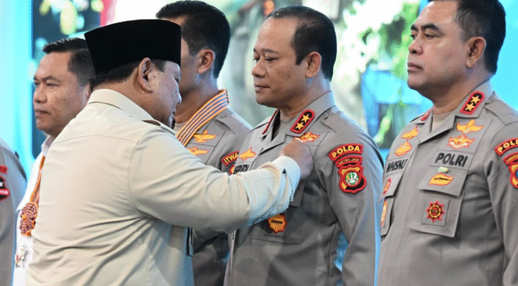 Presiden Prabowo Subianto menganugerahkan Tanda Kehormatan Republik Indonesia kepada sejumlah penerima di SPPG Polri Palmerah, Jakarta, pada Jumat, 13 Februari 2026. Foto: BPMI Setpres/Cahyo