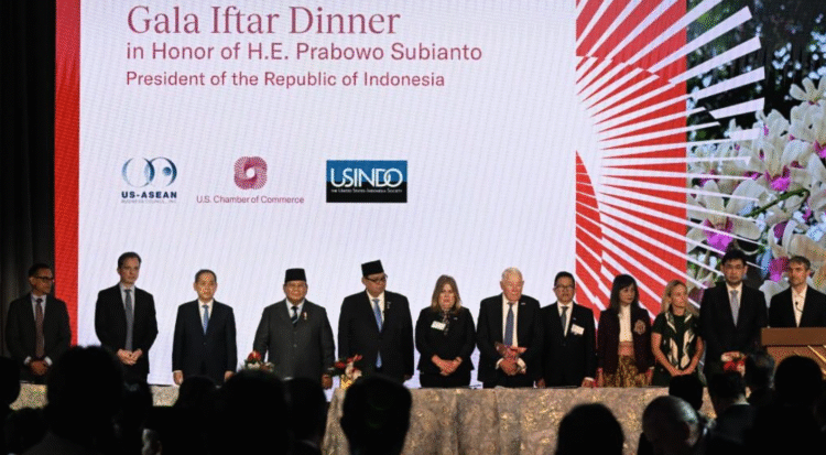 Presiden Prabowo Subianto menyaksikan penandatanganan 11 nota kesepahaman (Memorandum of Understanding/MoU) senilai 38,4 miliar dolar Amerika Serikat (AS) antara pelaku usaha Indonesia dan Amerika Serikat dalam sesi roundtable Business Summit yang diselenggarakan oleh US-ASEAN Business Council (US-ABC) di Gedung U.S. Chamber of Commerce, Washington DC, Amerika Serikat, pada Rabu, 18 Februari 2026. Foto: BPMI Setpres/Cahyo