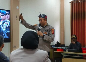 Kompol Dr. H. Iwan Rasiwan, M.H. dihdapan Ormas