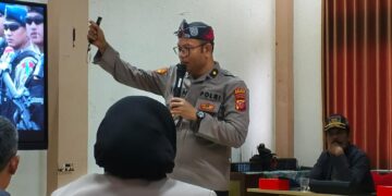 Kompol Dr. H. Iwan Rasiwan, M.H. dihdapan Ormas