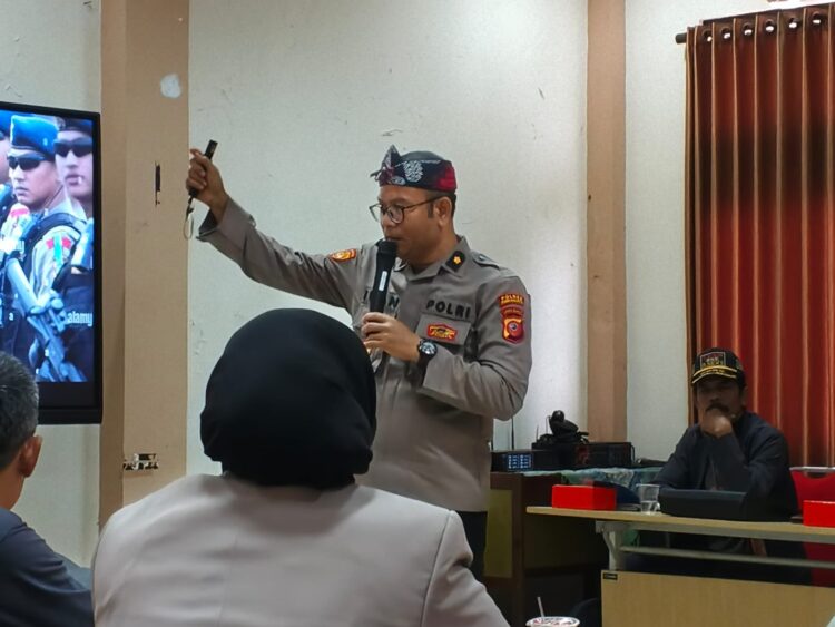 Kompol Dr. H. Iwan Rasiwan, M.H. dihdapan Ormas