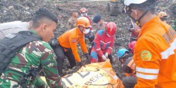Bersama Tim SAR Gabungan Melakukan Kaji Cepat Kejadian Longsor di TPST Bantar Gebang - Foto: BPBD Prov DKI Jakarta
