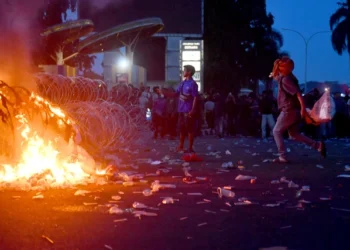 Pengunjuk rasa melemparkan karung ke arah polisi saat unjuk rasa yang berakhir ricuh di depan kantor Gubernur Kalimantan Timur, Samarinda, Kalimantan Timur, Selasa (21/4/2026). Foto: Angga Palguna/ ANTARA FOTO via Kumparan