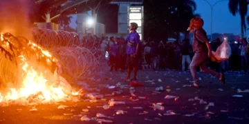Pengunjuk rasa melemparkan karung ke arah polisi saat unjuk rasa yang berakhir ricuh di depan kantor Gubernur Kalimantan Timur, Samarinda, Kalimantan Timur, Selasa (21/4/2026). Foto: Angga Palguna/ ANTARA FOTO via Kumparan