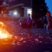 Pengunjuk rasa melemparkan karung ke arah polisi saat unjuk rasa yang berakhir ricuh di depan kantor Gubernur Kalimantan Timur, Samarinda, Kalimantan Timur, Selasa (21/4/2026). Foto: Angga Palguna/ ANTARA FOTO via Kumparan