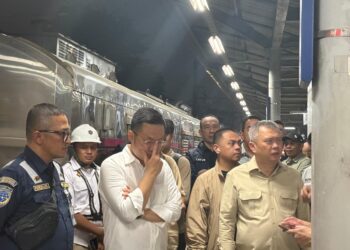 Menhub Dudy yang turun langsung ke lokasi di Bekasi Timur memastikan seluruh proses evakuasi dilakukan secara optimal dengan melibatkan berbagai unsur terkait. (Foto: BKIP Kemenhub)